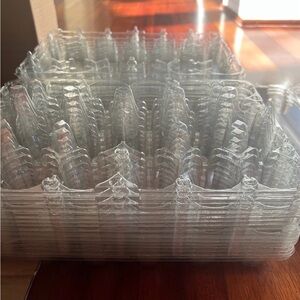 20 egg cartons that hold 24 eggs each